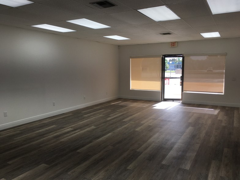 More Photos Of 2301-2331 NW Federal Hwy, Stuart Storefront Retail Office For Lease