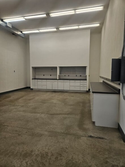 More Photos Of 3207 Laura Ln, Middleton Flex For Lease