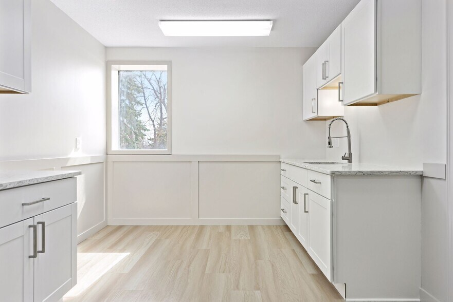 More Photos Of 295 Marie Ave E, West Saint Paul Flex For Lease