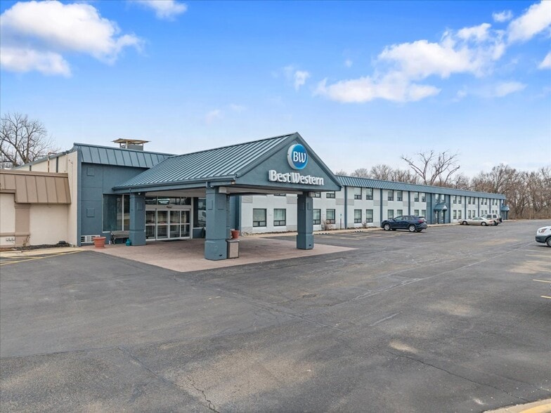 More Photos Of 2105 1st Ave, Rock Falls Hotel For Sale