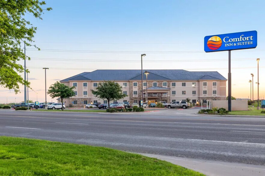 More Photos Of 801 S John Ben Shepperd Pky, Odessa Hotel For Sale