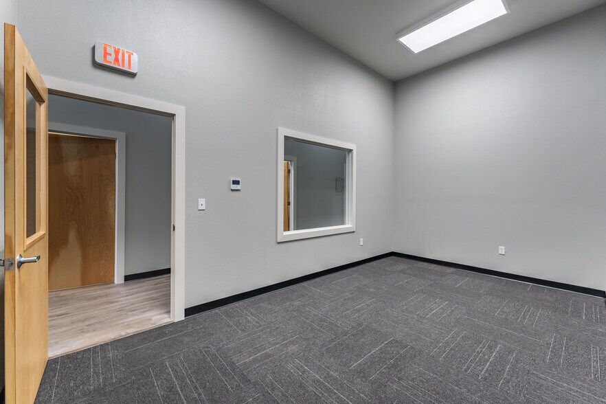 More Photos Of 140 Southwinds Rd, Farmington Storefront Retail Office For Lease