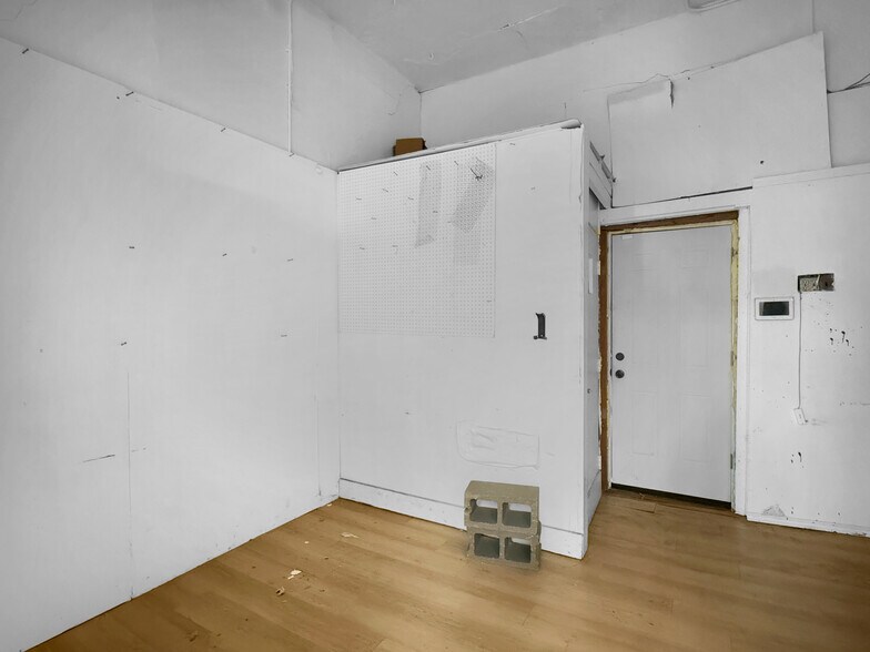 More Photos Of 2102 E 14th St, Des Moines General Retail For Sale