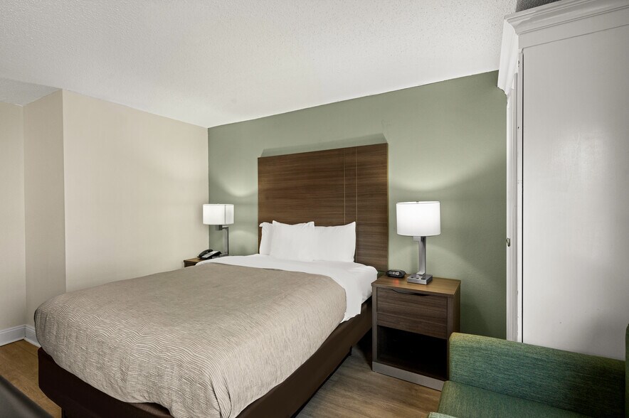 More Photos Of 500 W 29th St, North Little Rock Hotel For Sale