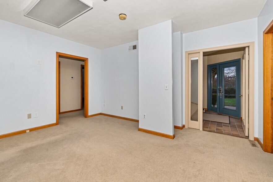 More Photos Of 1481 Pleasant Valley Dr, Manchester Office For Lease