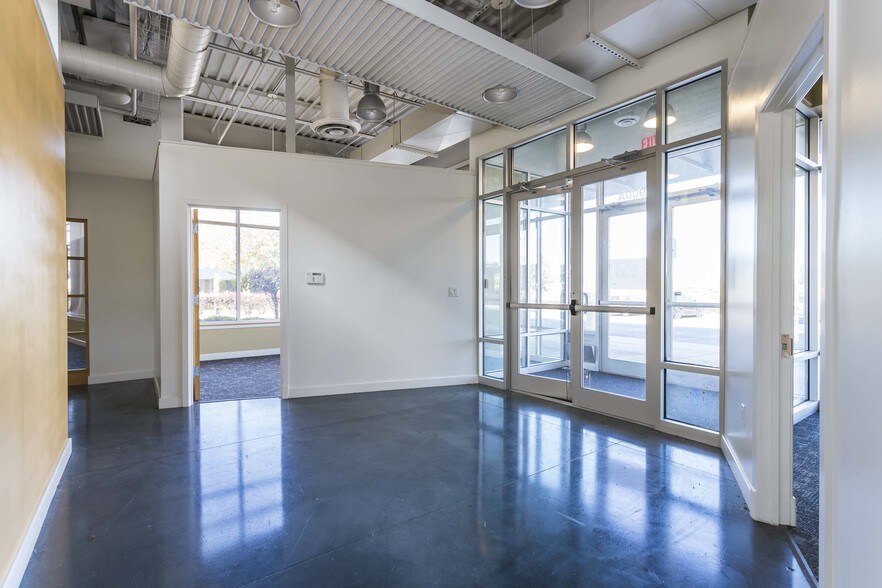 More Photos Of 900 Spring St, Jeffersonville Medical For Lease