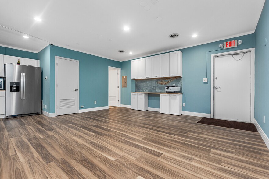 More Photos Of 134 S Main St, Columbia Drugstore For Sale