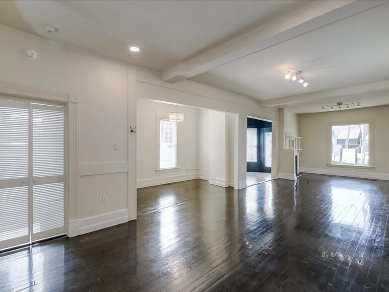 More Photos Of 513 E High St, Lexington Freestanding For Lease