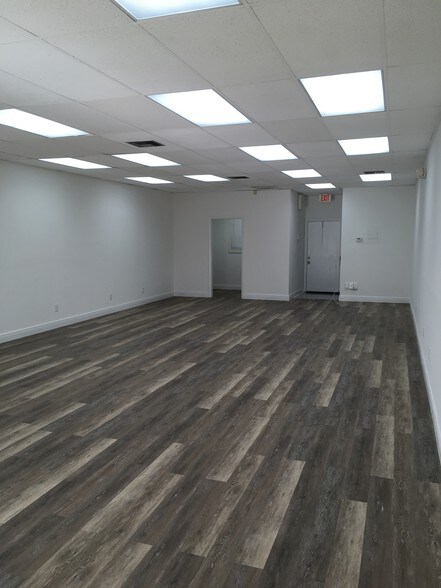 More Photos Of 2301-2331 NW Federal Hwy, Stuart Storefront Retail Office For Lease