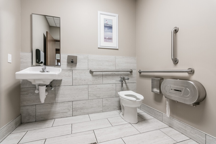 More Photos Of 242 Indian Lake Blvd, Hendersonville Medical For Lease