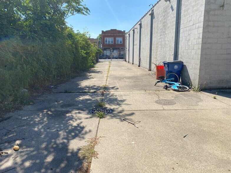 More Photos Of 5424-5428 25th St, Cicero Industrial For Sale