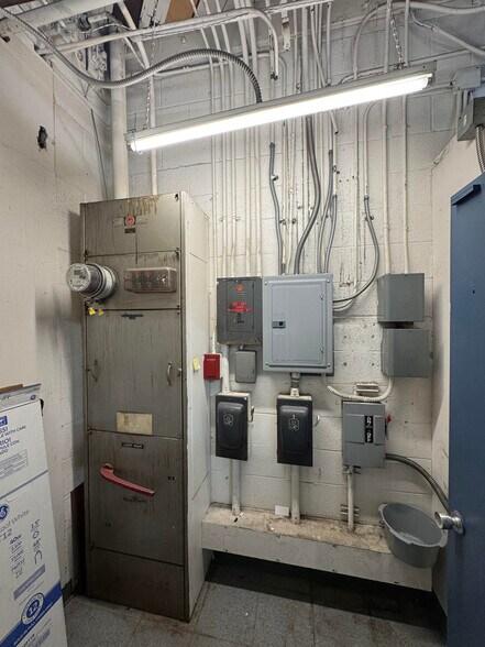 More Photos Of 2840 N Naomi St, Burbank Manufacturing For Sale