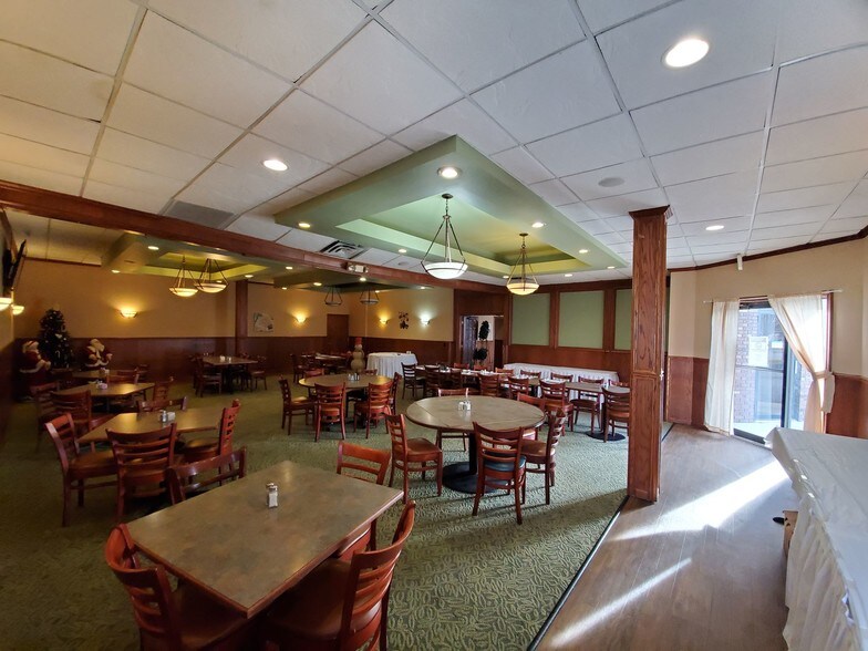 More Photos Of 1027 Sheffield Ave, Dyer Restaurant For Sale