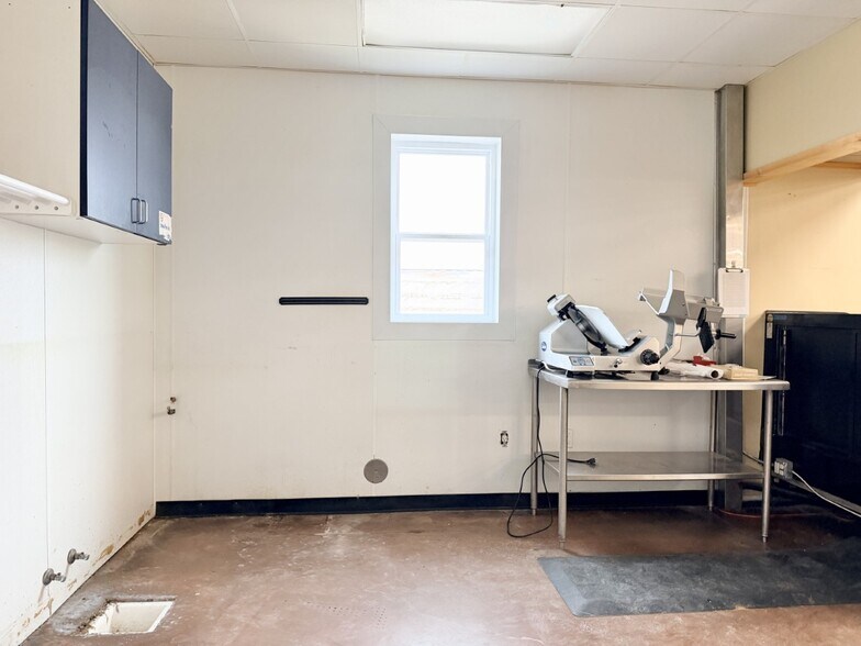 More Photos Of 302 S Broadway St, Jamesport General Retail For Sale