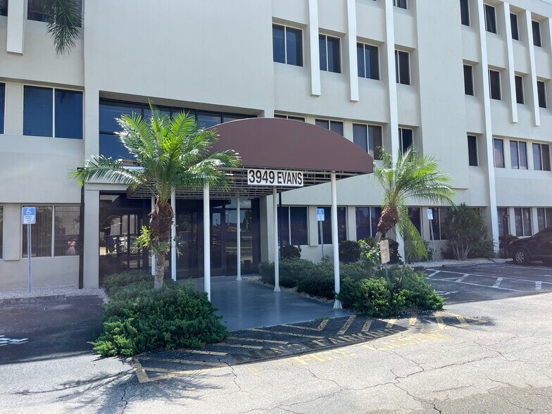 More Photos Of 3949 Evans Ave, Fort Myers Medical For Lease