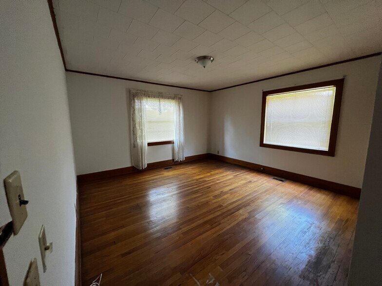 More Photos Of 2525 W Franklin Blvd, Gastonia Office For Sale