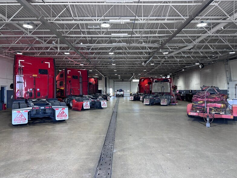 More Photos Of 5325 NE 14th St, Des Moines Showroom For Lease