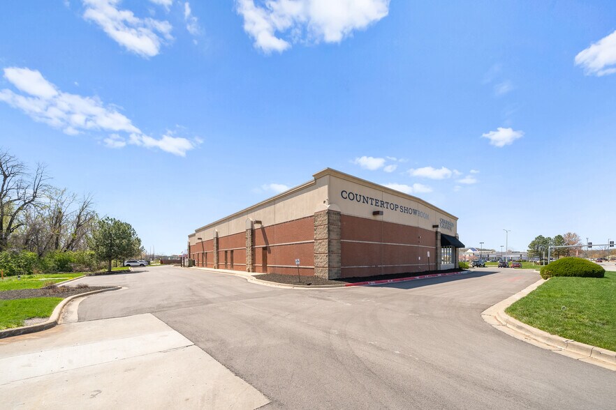 More Photos Of 18931 E Valley View Pky, Independence Storefront Retail Office For Lease