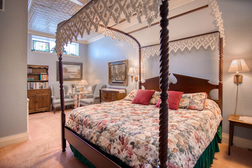 More Photos Of 226 Fort McKavitt St, Mason Hospitality For Sale