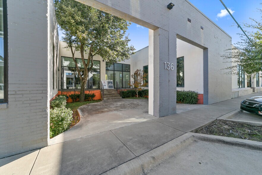 More Photos Of 136 Glass St, Dallas Storefront For Lease