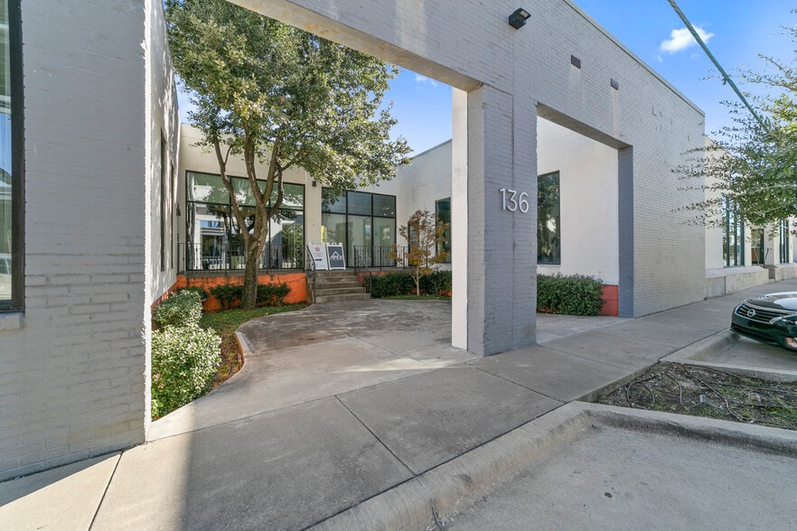 More Photos Of 136 Glass St, Dallas Storefront For Lease
