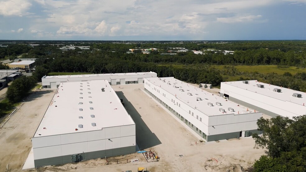 More Photos Of 8170 Uzita Dr, Sarasota Flex For Lease