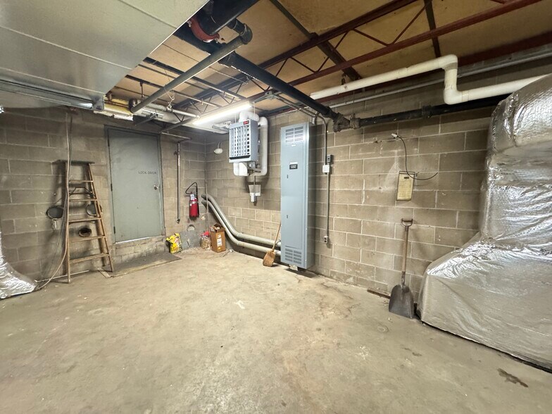 More Photos Of 40 E Simmons St, Galesburg Flex For Sale
