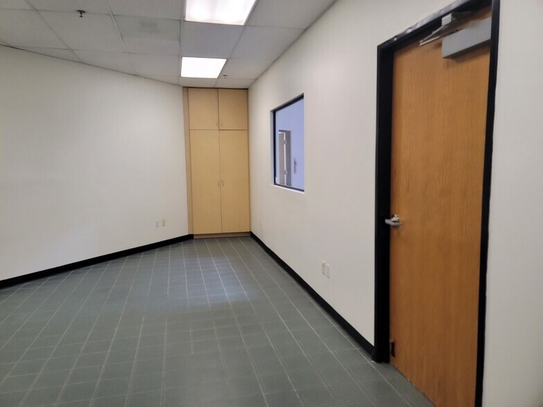 More Photos Of 800 S Rochester Ave, Ontario Warehouse For Lease