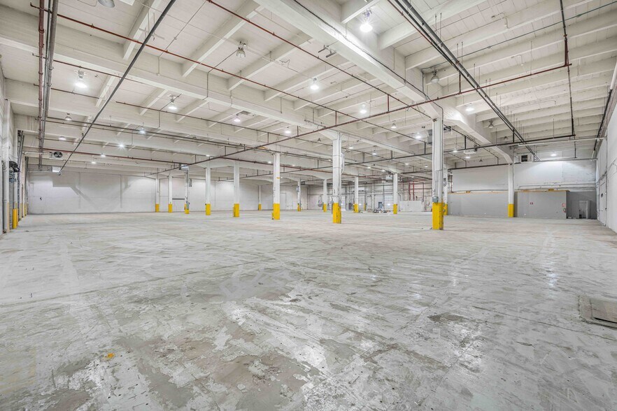 More Photos Of 2555 Ave Dollard, Montréal Warehouse For Lease