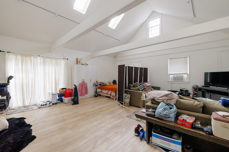 More Photos Of 139 S Main St, Sheffield Freestanding For Sale