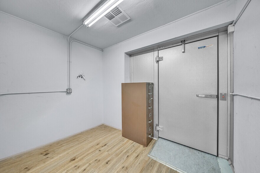 More Photos Of 2820 Broadmoor Ave, Concord Restaurant For Sale