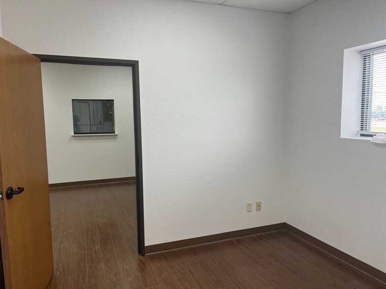 More Photos Of 7444 Melrose Ln, Oklahoma City Warehouse For Lease