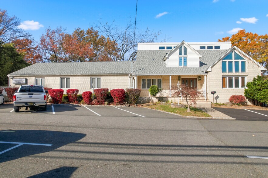 Primary Photo Of 1818 Oak Tree Rd, Edison Medical For Lease