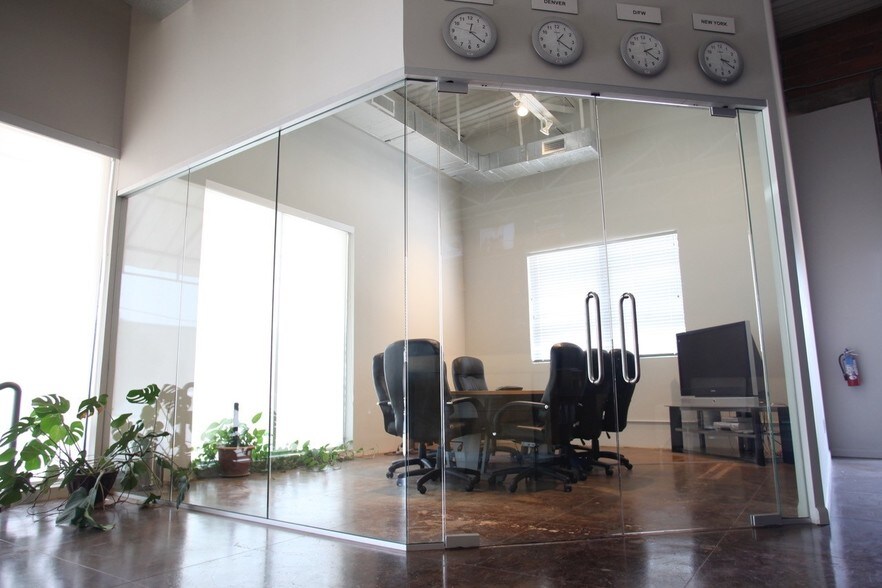 More Photos Of 922 Dragon St, Dallas Distribution For Sale