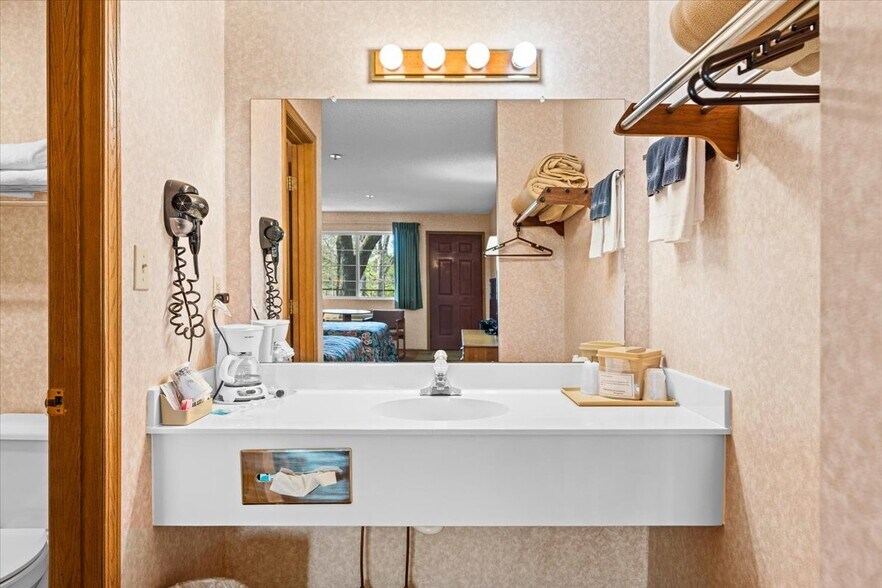 More Photos Of 3043 E Van Buren, Eureka Springs Hotel For Sale