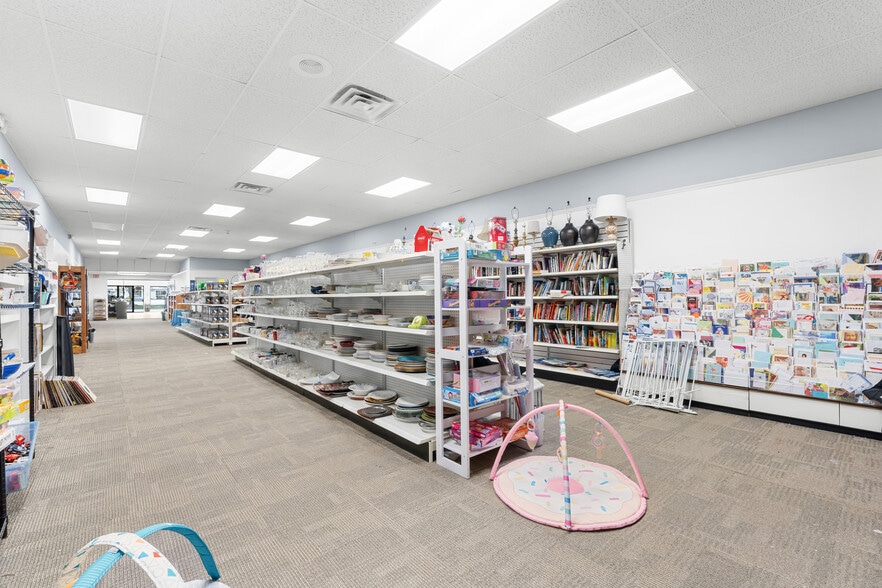 More Photos Of 6 Television Cir, Savannah Freestanding For Lease