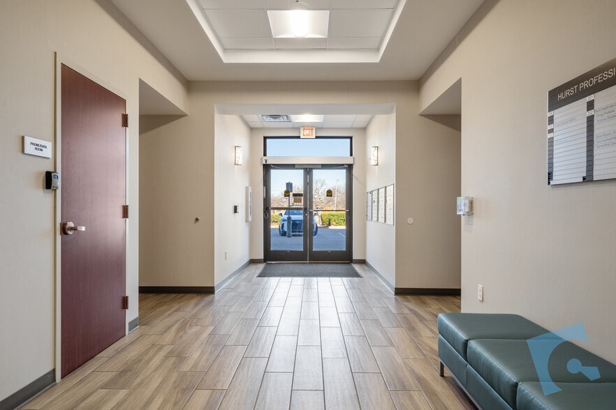 More Photos Of 809 W Harwood Rd, Hurst Medical For Lease