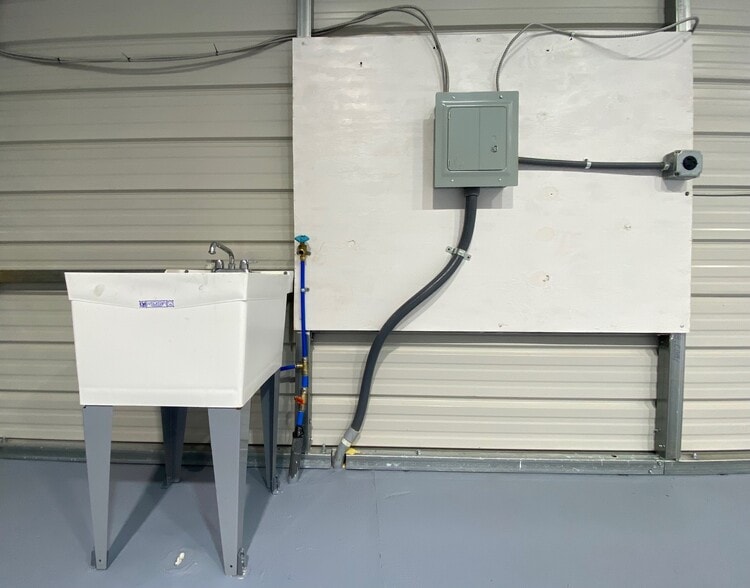 More Photos Of 1834 Joe Frank Harris Pky SE, Cartersville Truck Terminal For Lease