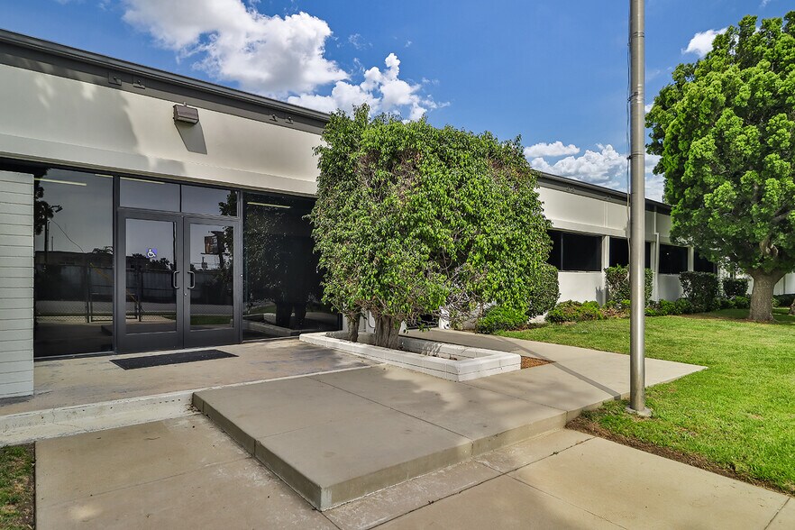 More Photos Of 12740 San Fernando Rd, Sylmar Warehouse For Lease