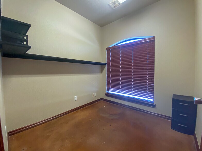 More Photos Of 2400 Palmer Cir, Norman Medical For Lease