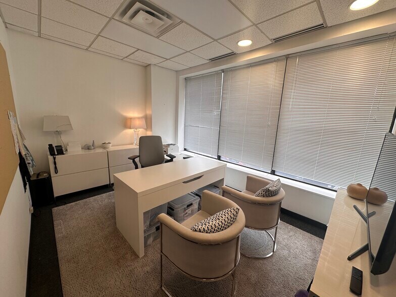 More Photos Of 1143-1147 47th Ave, Long Island City Showroom For Lease