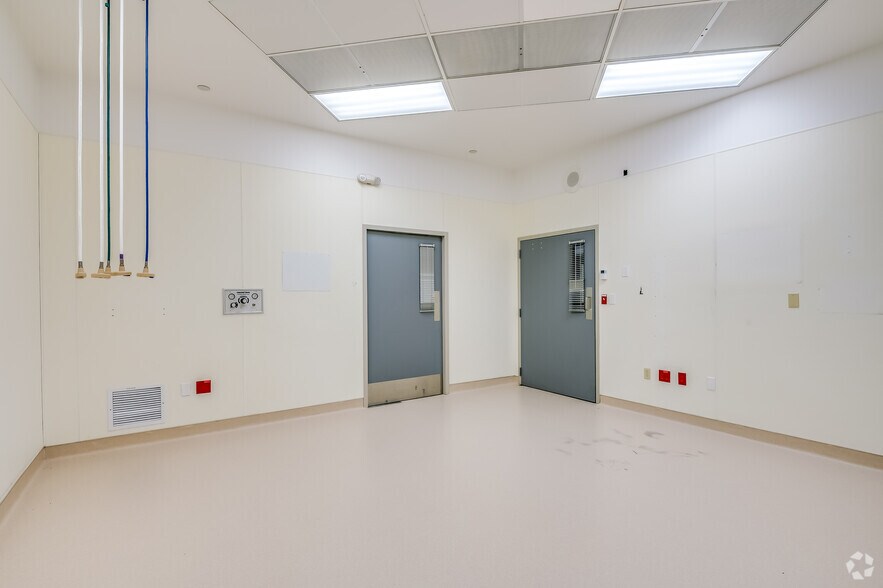 More Photos Of 7007 N Range Line Rd, Milwaukee Medical For Sale