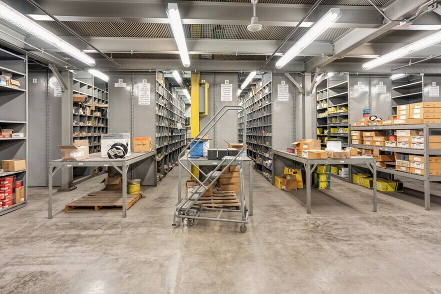 More Photos Of 2301 Fleur Dr, Des Moines Warehouse For Lease