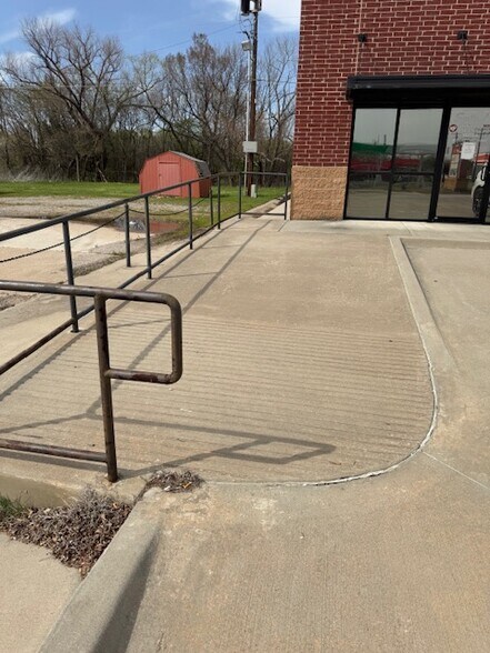 More Photos Of 1904 W Broadway Ave, Sulphur General Retail For Lease