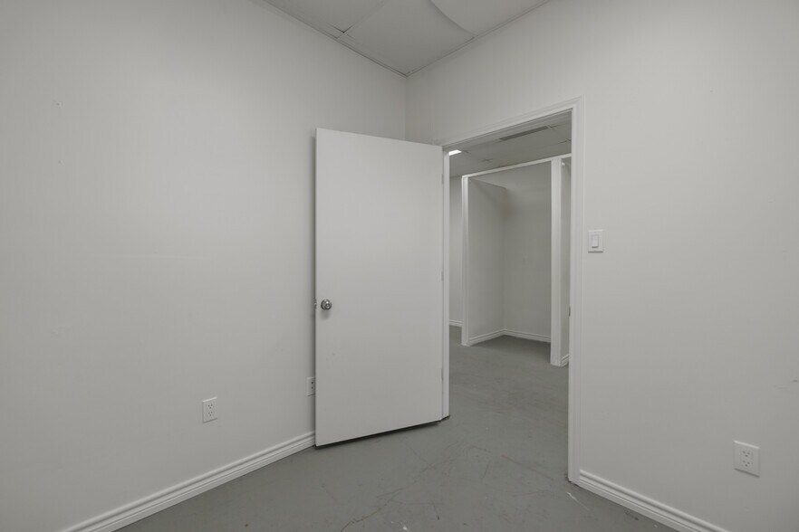 More Photos Of 623-627 Pine St, Abilene Storefront For Sale