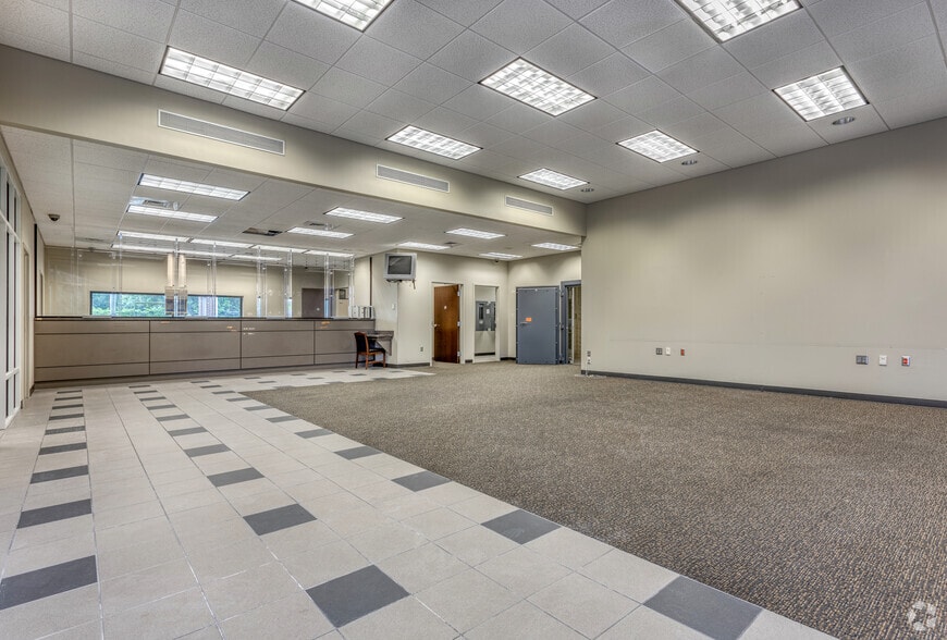 More Photos Of 5252 Ehrlich Rd, Tampa Bank For Lease