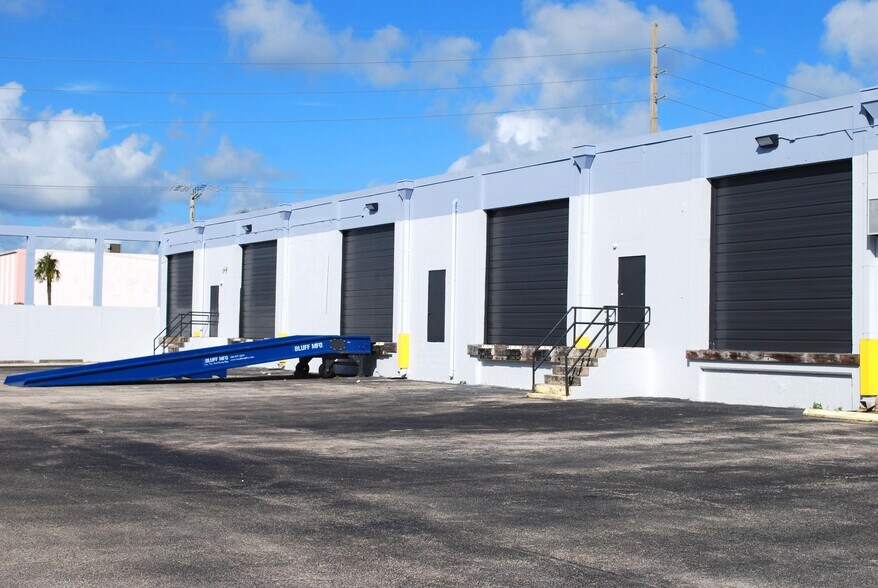 More Photos Of 1100 25th St, West Palm Beach Warehouse For Lease