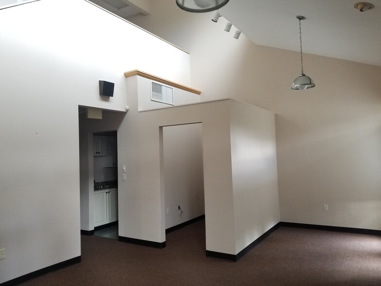 More Photos Of 124 E Miracle Strip Pky, Mary Esther Office For Lease