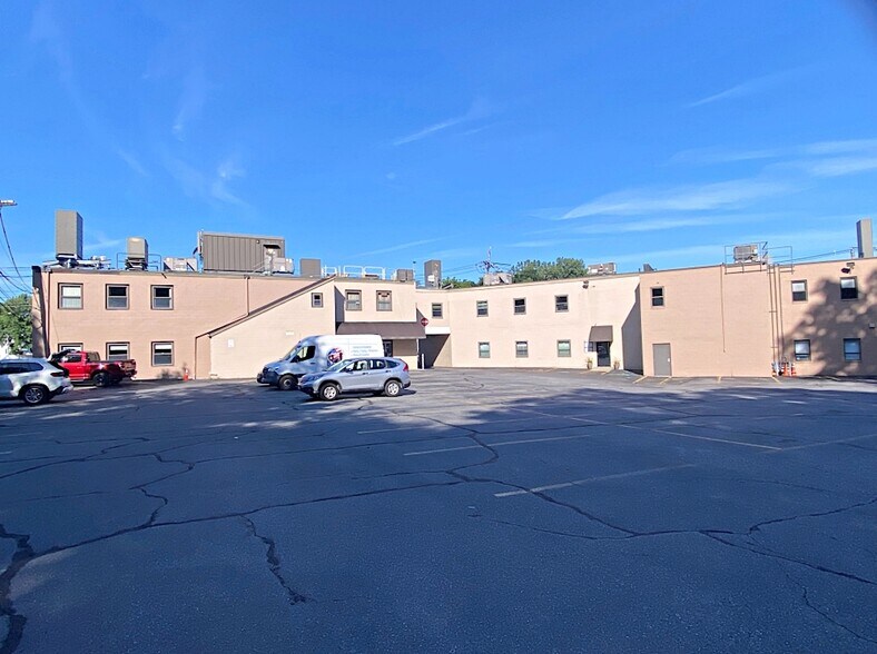 Primary Photo Of 1 Mountain Rd, Burlington Office For Lease