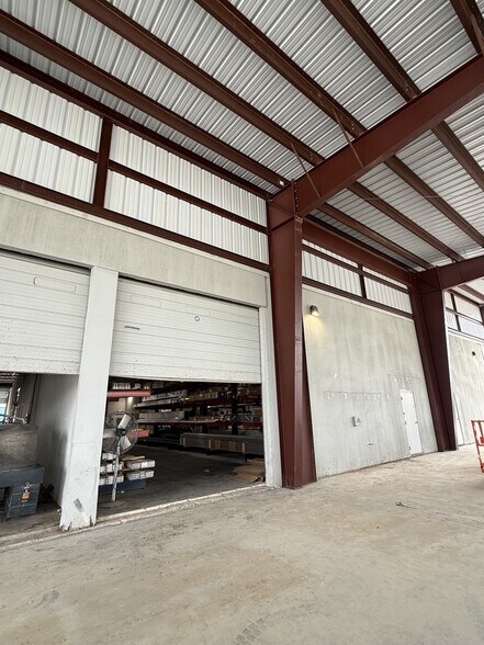 More Photos Of 2106-2110 E Richmond Ave, Fort Worth Distribution For Lease